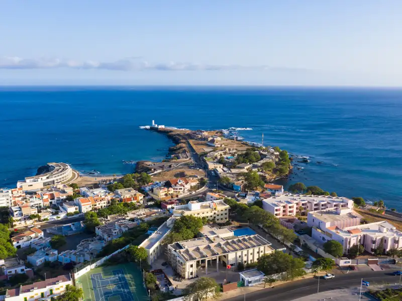 Luftbild einer Küstenstadt am Meer.