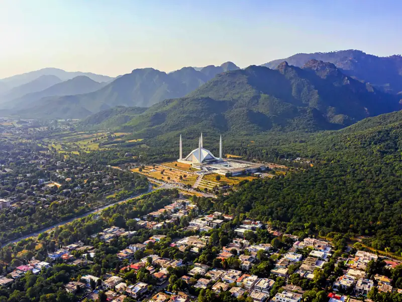 Luftbild der Faisal-Moschee in Islamabad, Pakistan, mit den Margalla-Hügeln im Hintergrund.
