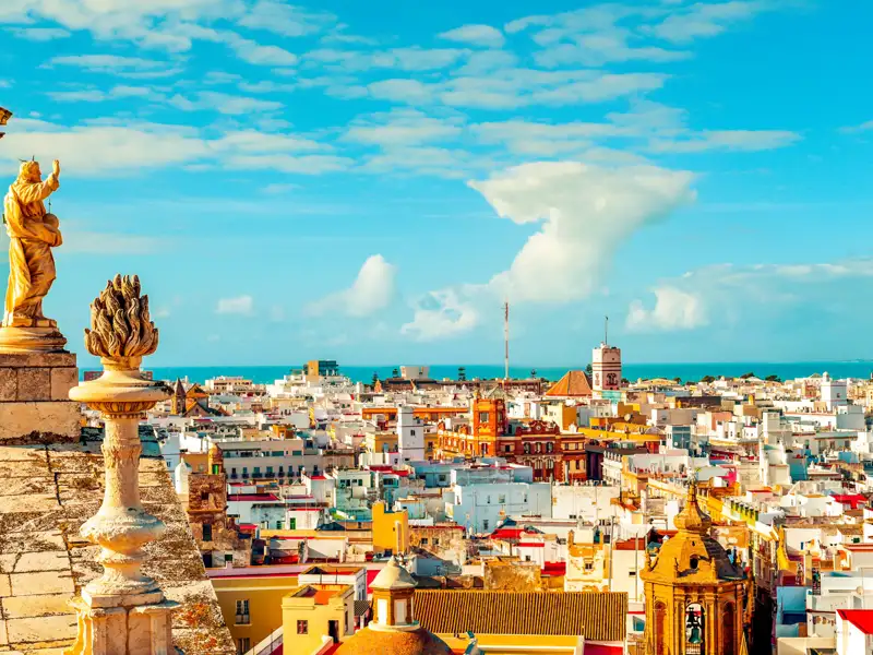 Panorama von Cádiz mit Gebäuden und Meer.