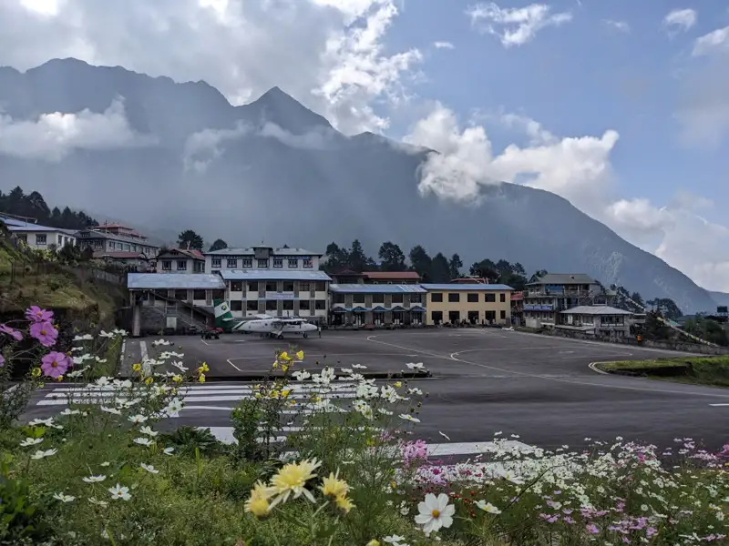 Flugzeug auf der Landebahn eines Bergflughafens.