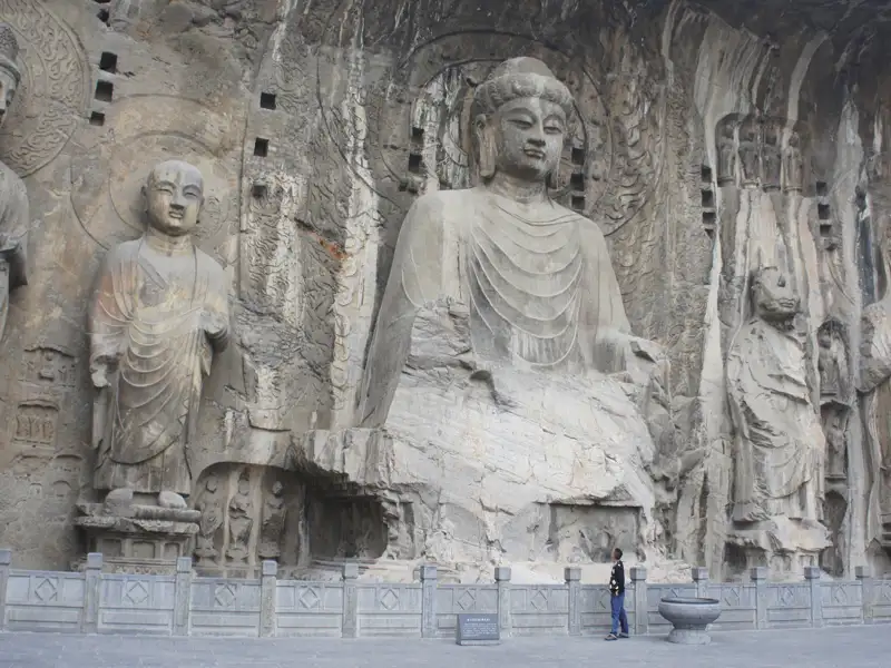 Monumentale Buddhastatue in Felswand gemeißelt.