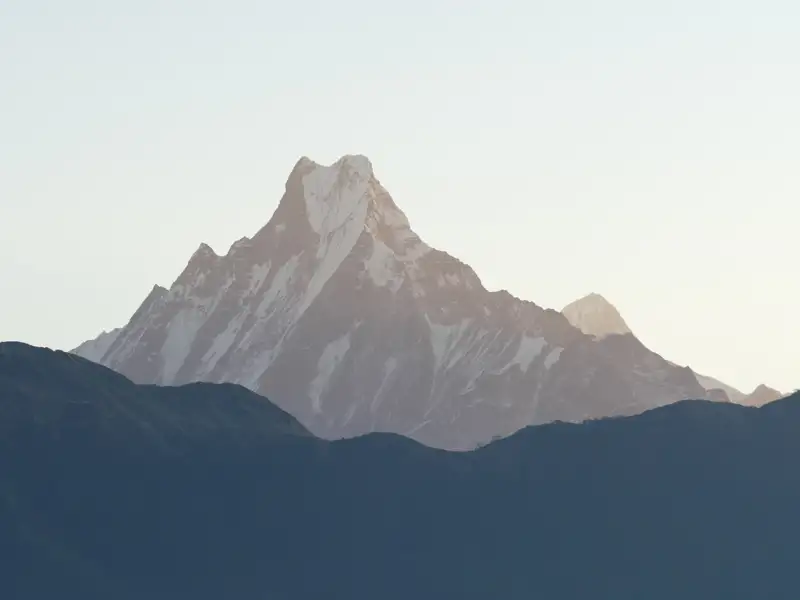 Schneebedeckter Berggipfel im Hintergrund.