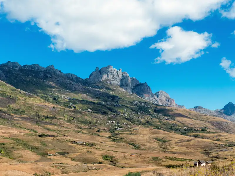 Felsige Bergkette unter blauem Himmel.