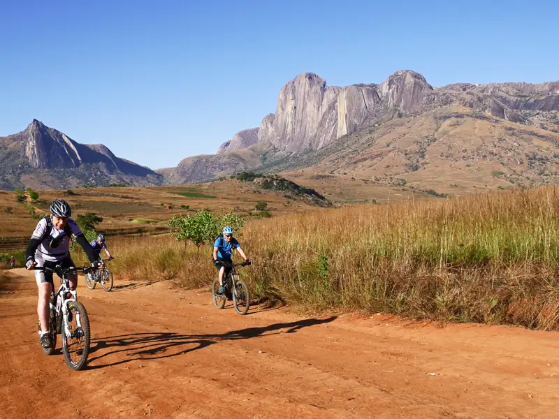 Mountainbiker auf einer Reise durch eine bergige Landschaft.