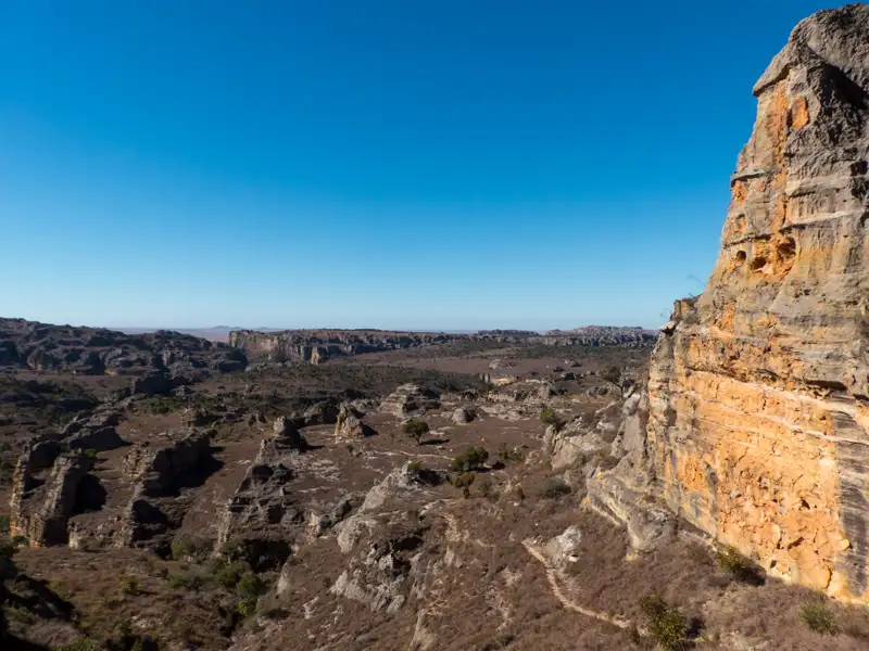 Felsformationen in einer trockenen Landschaft.