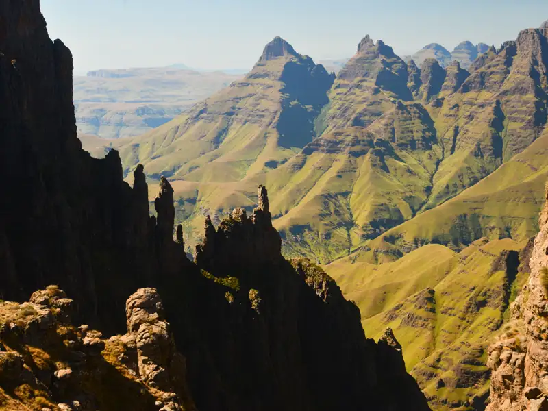 Sicht auf die Bergkette mit ihren charakteristischen Felsformationen und grünen Tälern.