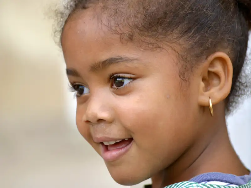 Ein Kind lächelt.