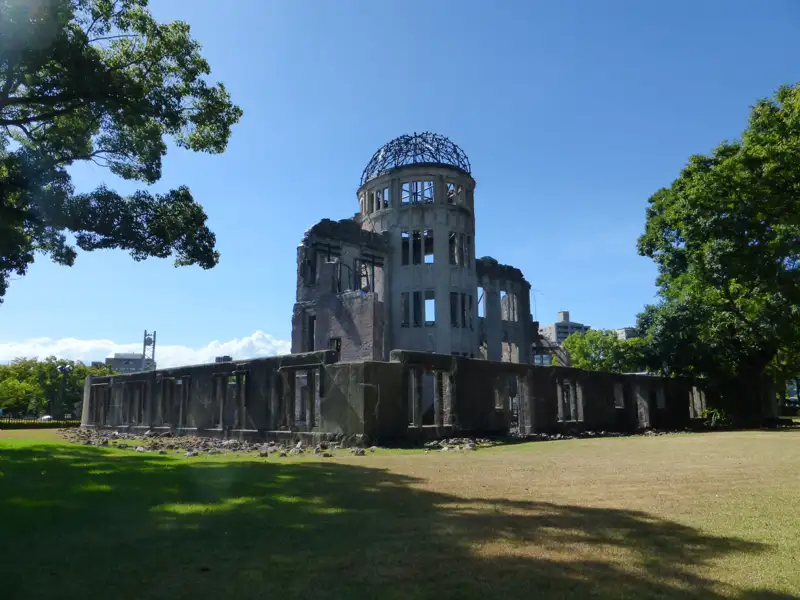 Die Überreste des ehemaligen Industrie-Förderungsgebäudes der Präfektur Hiroshima, heute bekannt als Atombomben-Dom, stehen als ergreifende Erinnerung an die Atombombenabwürfe auf Hiroshima.