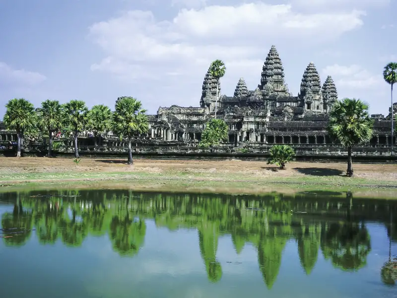 Angkor Wat Tempelanlage mit Spiegelung im Wasser.