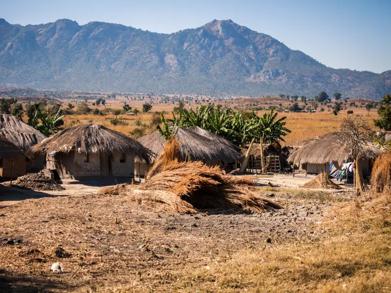 Traditionelle Hütten und Landschaft