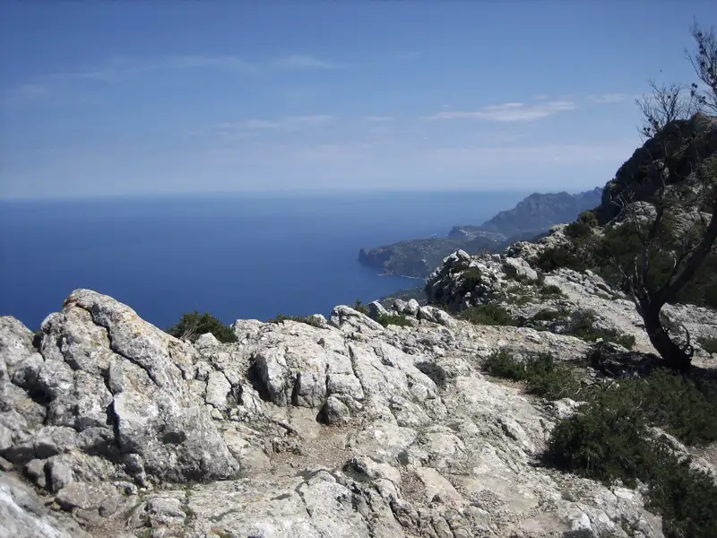 Felsige Küste mit Blick auf das Meer.