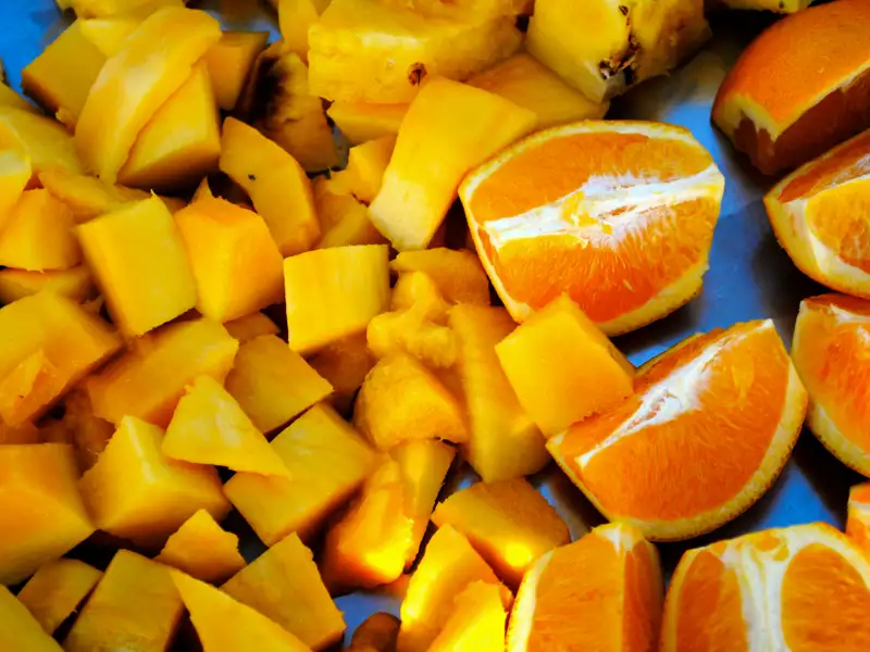 Frisch geschnittene Orangen und Mangos