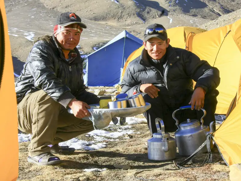 Vorbereitung von Getränken im Basislager während der Reise.