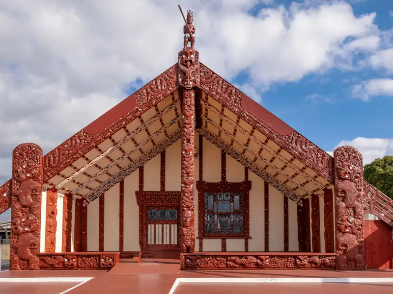 Maori-Versammlungshaus mit traditionellen Schnitzereien.