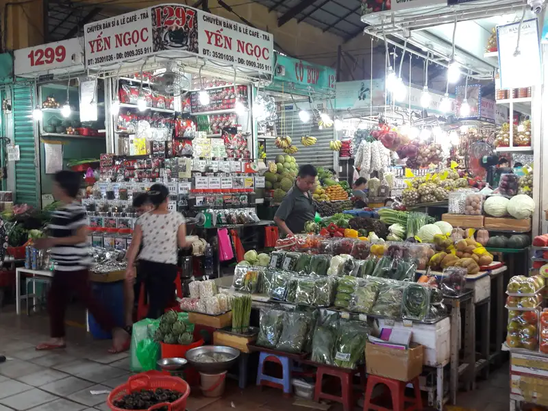 Marktstand Yến Ngọc mit Kaffee, Tee und Gemüse.