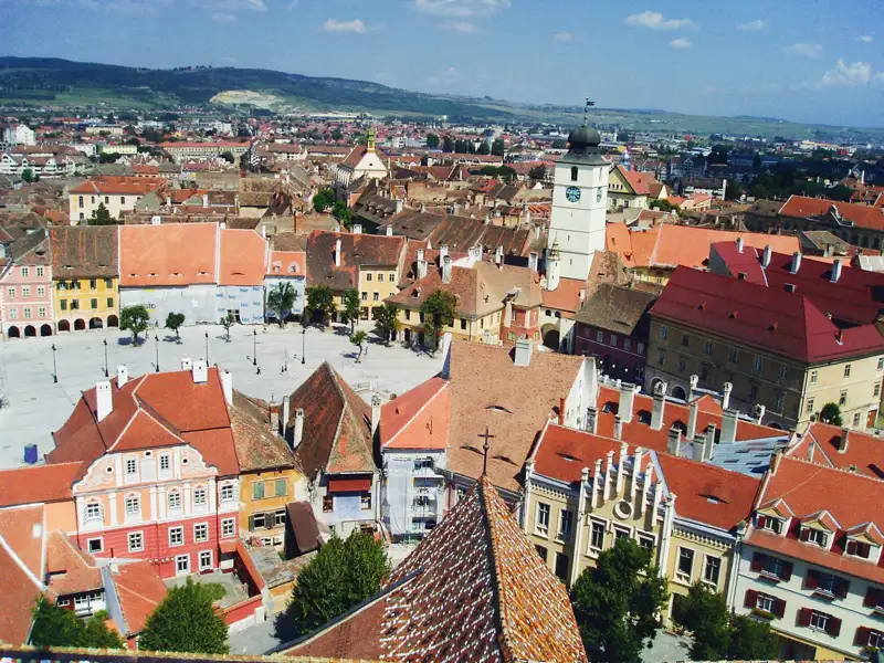 Luftbild des Stadtzentrums mit Blick auf die historischen Gebäude und den Hauptplatz.
