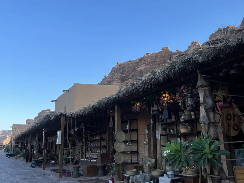 Marktstände mit handgefertigten Produkten und Souvenirs, die die lokale Kultur widerspiegeln, vor der Kulisse der einzigartigen Felsformationen.