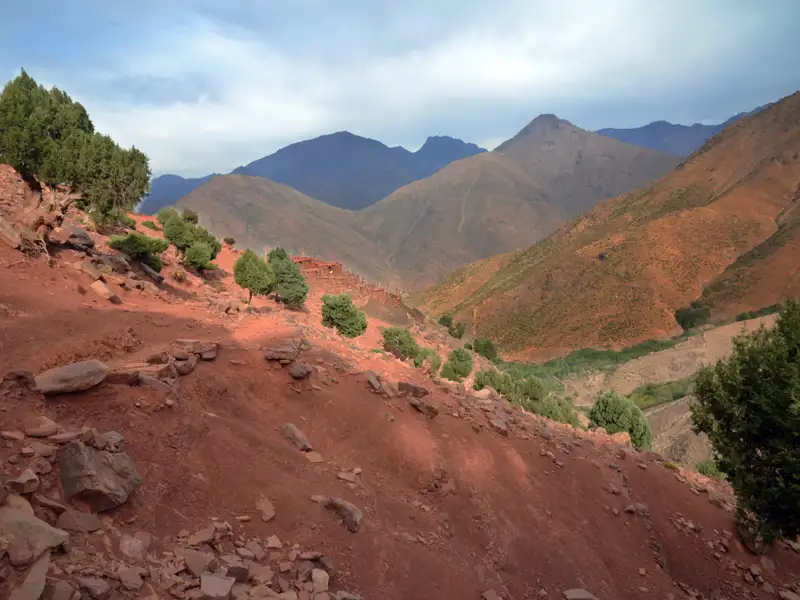 Rote Berglandschaft mit Blick ins Tal.