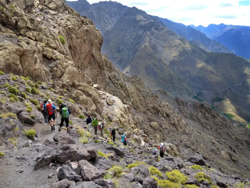 Wandergruppe auf einem Bergpfad im Atlasgebirge.
