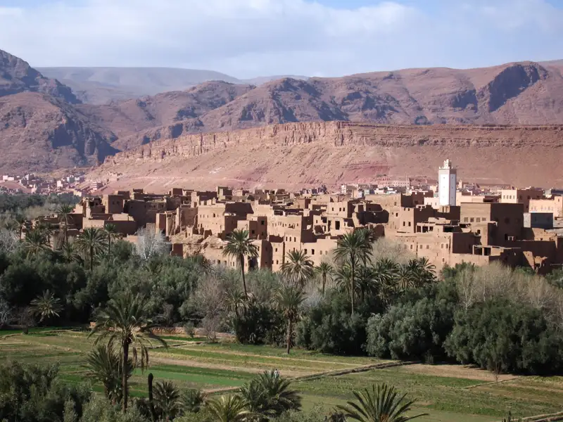 Traditionelle Lehmgebäude einer Stadt in einer Wüstenoase.