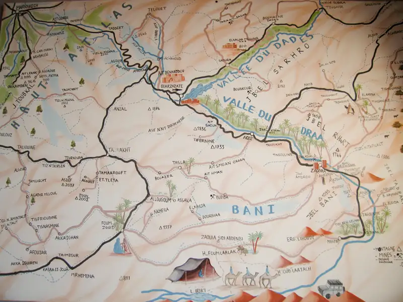 Karte der Region Haut Atlas und Vallée du Dadès in Marokko mit Darstellung von Gebirgen, Flüssen, Straßen und Ortschaften.