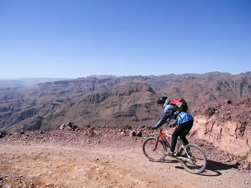 Mountainbiker auf einem Bergpfad in der Wüste.