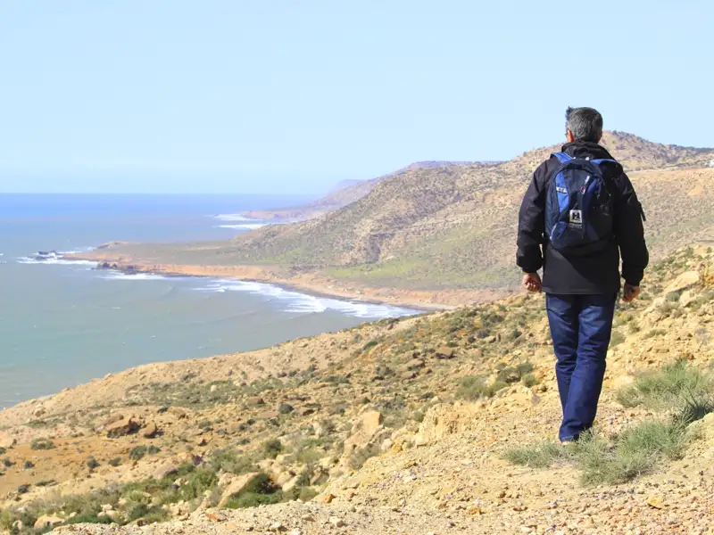 Wanderer mit Blick auf die Küste.
