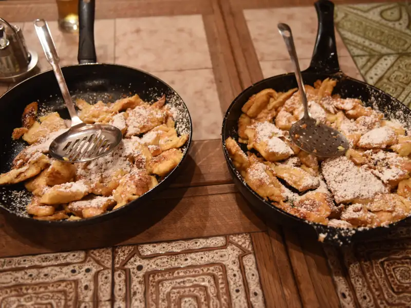 Frisch zubereiteter Kaiserschmarrn in zwei Pfannen, bereit zum Servieren.