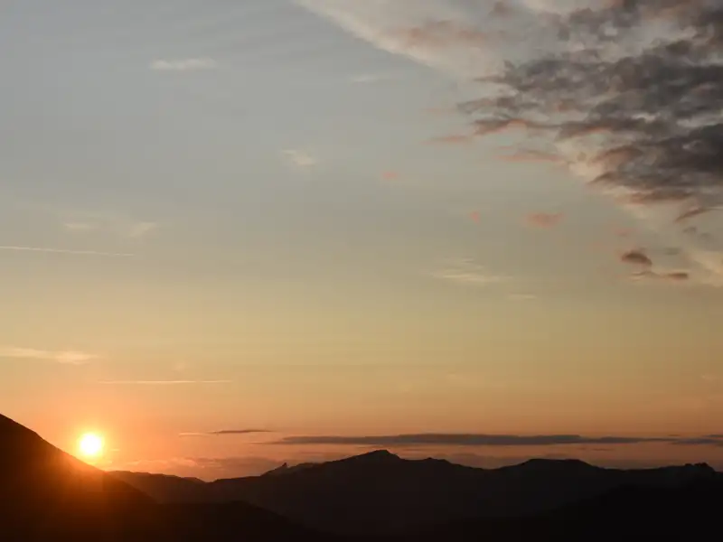 Sonnenuntergang hinter den Bergen.
