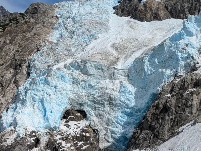 Blauer Gletscher in den Bergen.
