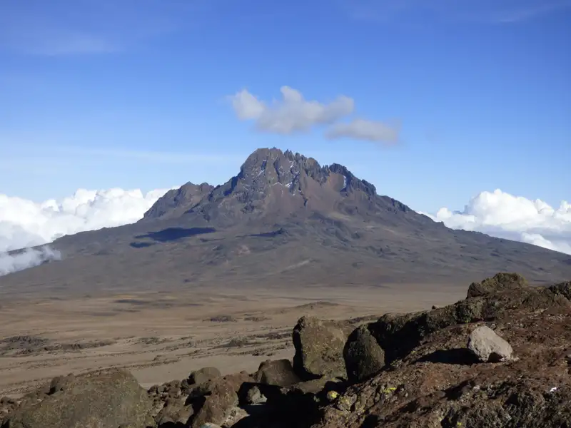 Felsige Landschaft mit Blick auf den schneebedeckten Berggipfel.