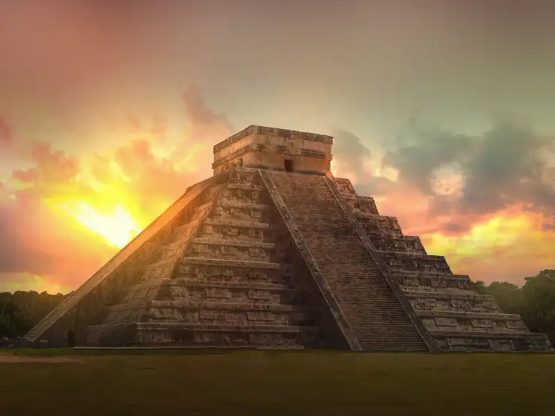 Die Pyramide von Kukulcán in Chichén Itzá bei Sonnenuntergang.