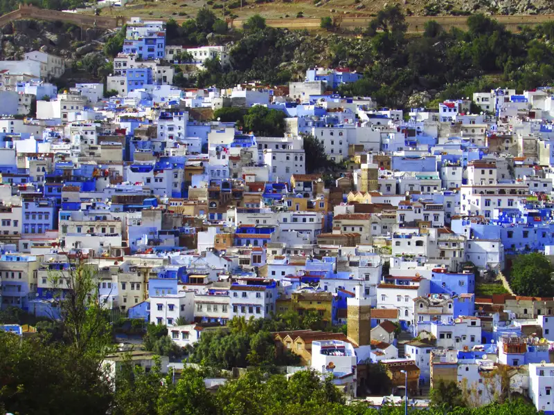 Panoramablick auf die blauen Häuser von Chefchaouen in Marokko.
