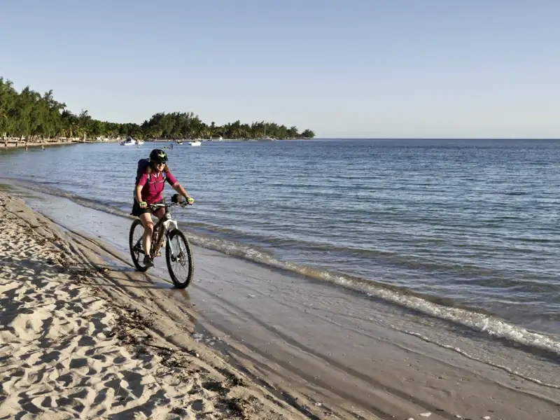 Radfahrerin am Strand