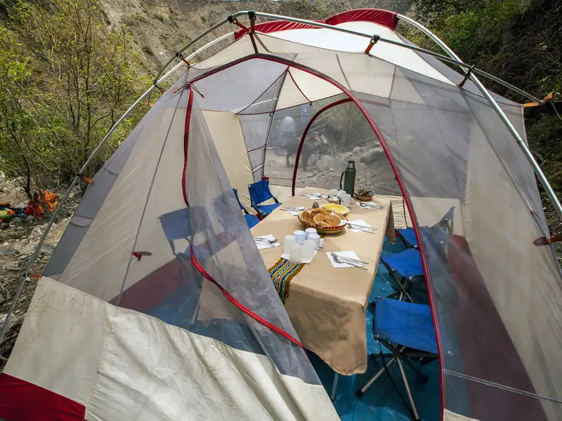 Essen im Zeltlager während der Reise.