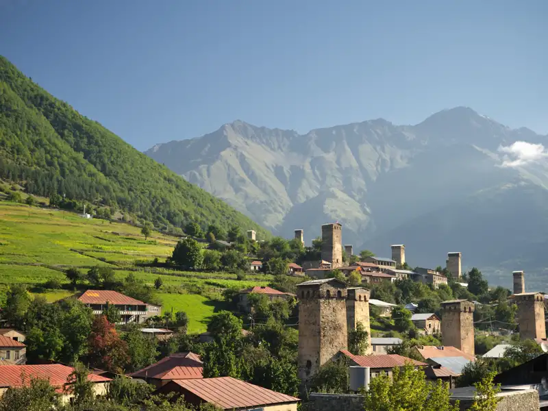Traditionelle Wehrtürme in einem Bergdorf.