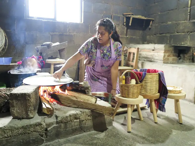 Traditionelle Zubereitung von Tortillas über offenem Feuer.