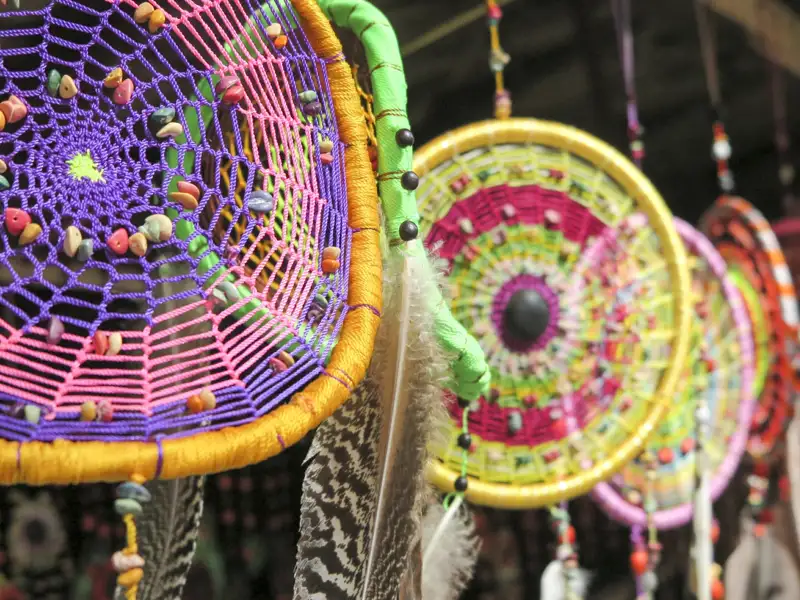 Handgefertigte Traumfänger mit bunten Perlen und Federn.