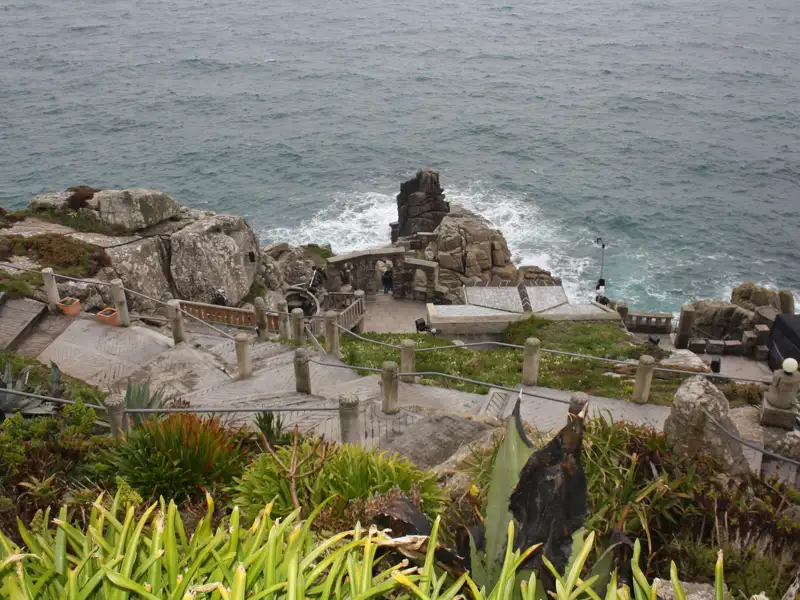 Das Minack Theatre, in die Klippen gehauen, mit Blick auf das Meer.