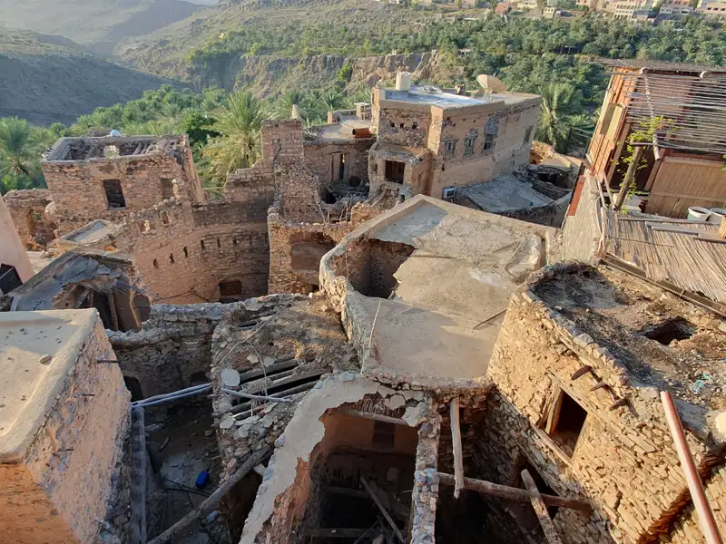 Verfallene Gebäude und Dächer in einem Bergdorf.