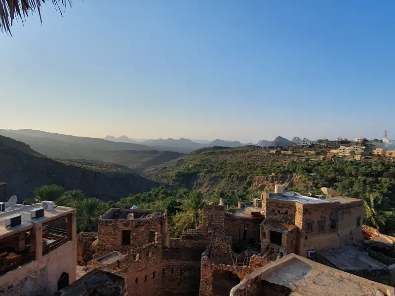 Traditionelle Häuser in einem Bergdorf mit Blick auf die umliegende Landschaft.