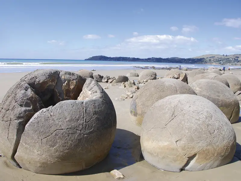 Moeraki Boulders am Strand von Koekohe Beach, Neuseeland.