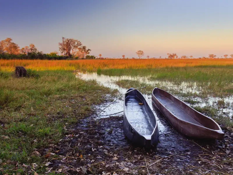 Zwei Einbäume, bereit für eine Flussfahrt im Okavango Delta.