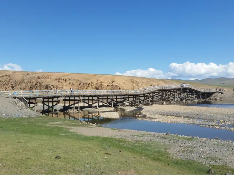Holzbrücke über einen Fluss