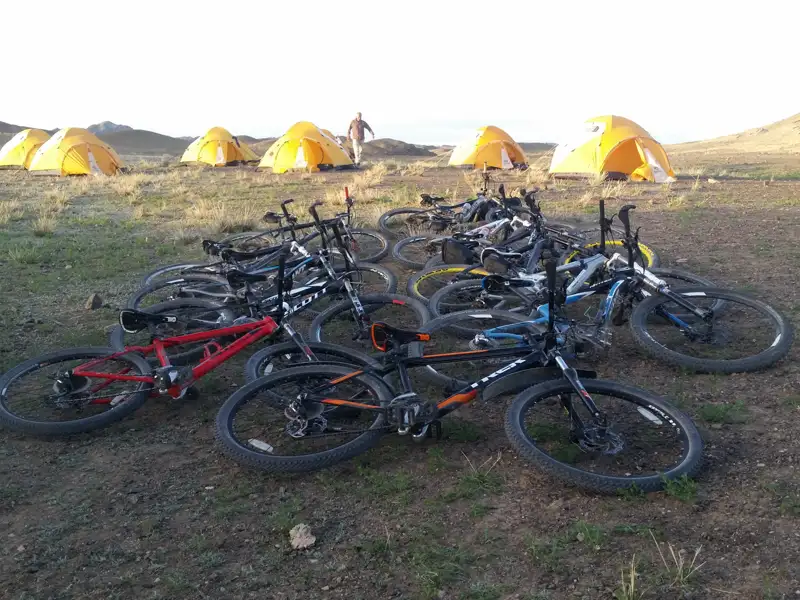Mountainbikes und Zelte im Camp, bereit für die nächste Etappe der Reise.