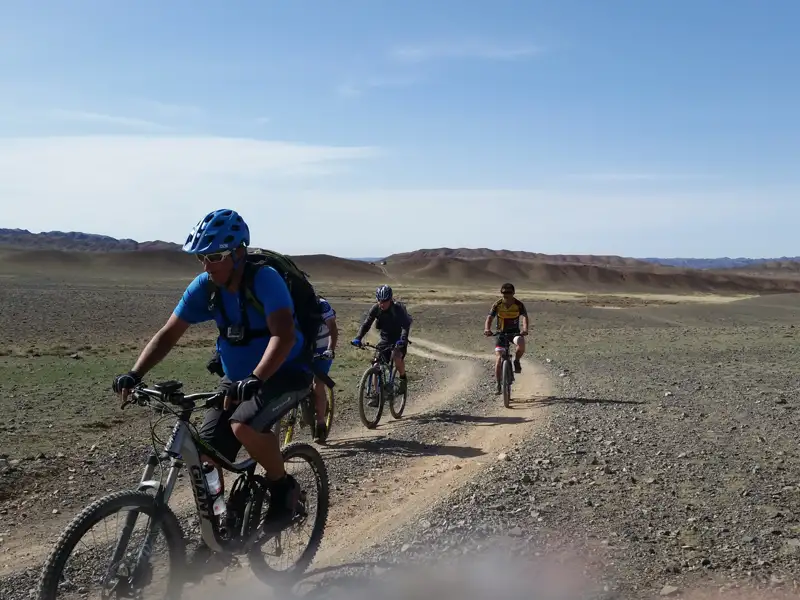 Mountainbiker auf einer Offroad-Strecke in der Wüste.