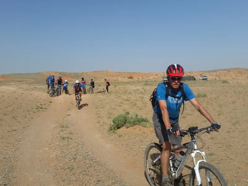 Mountainbikergruppe auf einer Wüstenfahrt.