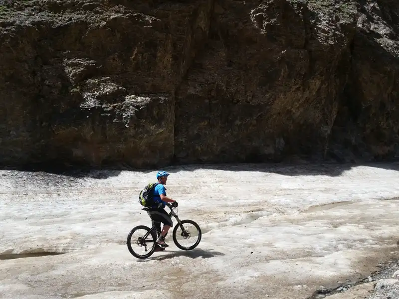 Mountainbiker durchquert eine Schlucht auf einem Mountainbike.