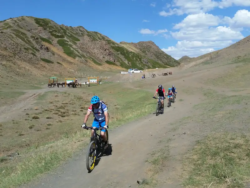 Mountainbiker auf einer Tour durch hügeliges Gelände.