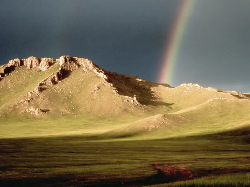 Regenbogen über den Hügeln.
